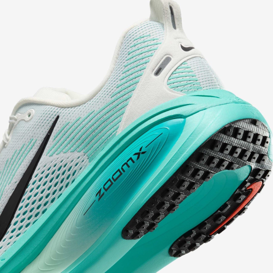 Nike Vomero 18 - White | Dusty Cactus